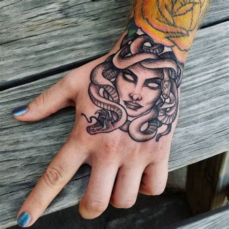 Qué significa el tatuaje de una Medusa .